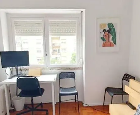 Private In Shared - Shared Bathroom And Dog Friendly 리스본